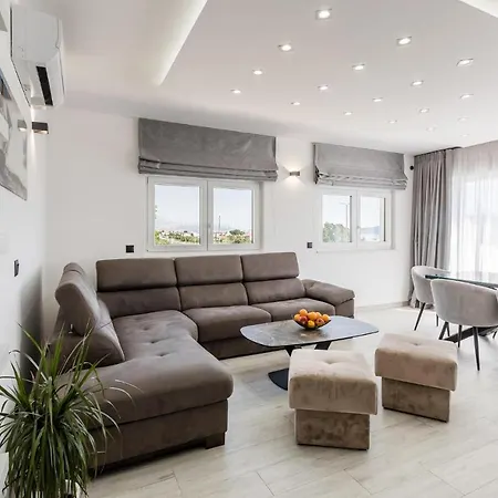 Апартаменты Nice Apartment In Kastel Luksic With Wifi