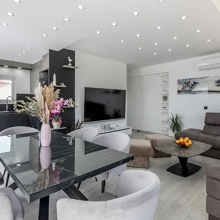 Nice Apartment In Kastel Luksic With Wifi Каштела
