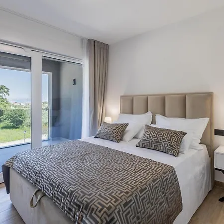 Nice Apartment In Kastel Luksic With Wifi Апартаменты *