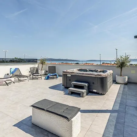 Апартаменты Nice Apartment In Kastel Luksic With Wifi Каштела