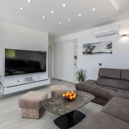 Nice Apartment In Kastel Luksic With Wifi * Каштела