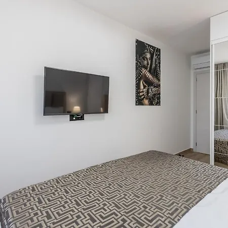 Апартаменты Nice Apartment In Kastel Luksic With Wifi