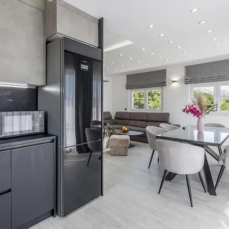 Nice Apartment In Kastel Luksic With Wifi * Каштела