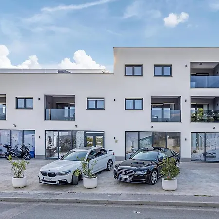 Апартаменты Nice Apartment In Kastel Luksic With Wifi