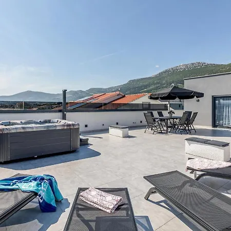 Nice Apartment In Kastel Luksic With Wifi *