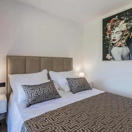 Nice Apartment In Kastel Luksic With Wifi * Каштела