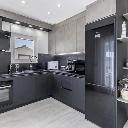 Апартаменты Nice Apartment In Kastel Luksic With Wifi